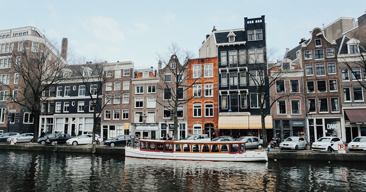 Hollanda Amsterdam'da geleneksel Hollanda mimarisi ile restoratif kanal