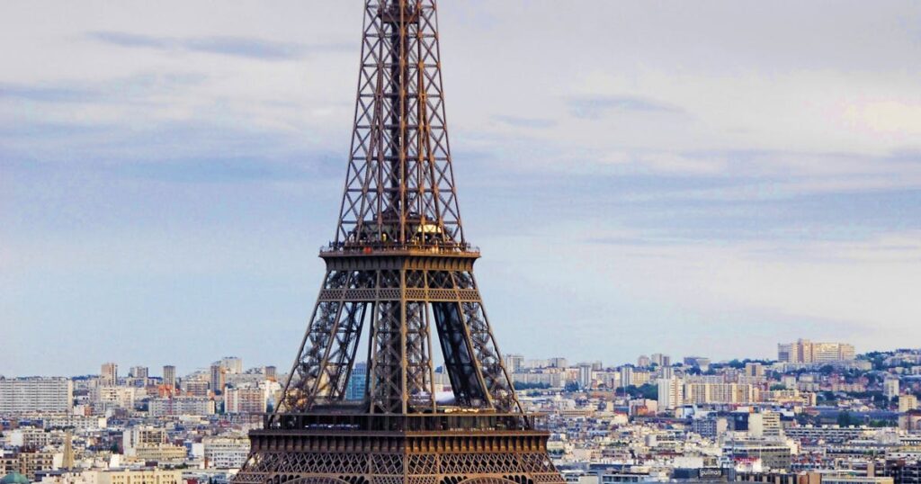 Pamje magjepsëse e Kullës Eiffel që ngrihet mbi horizontin e qytetit të Parisit