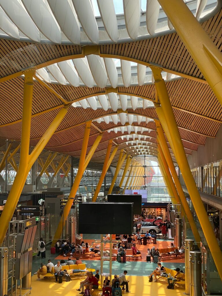 Madrid Barajas Havaalanı'nda modern terminal — AB dışı gezginler için Schengen girişi