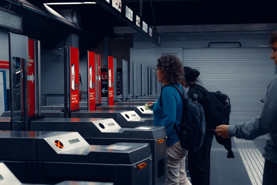 Entry/Exit System biometric border gate tracking Schengen overstay penalties in 2026