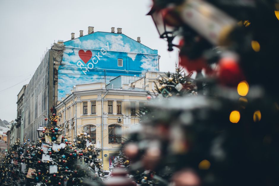 Traveller in a European city in winter despite December travel strikes