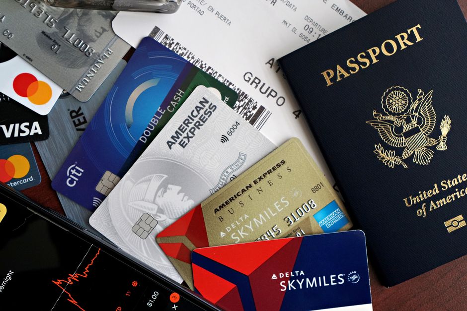 American traveller comparing ETIAS and ESTA online