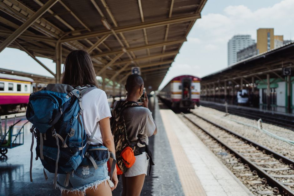 Backpacker at a European station on an open-ended trip, able to apply for ETIAS without a return ticket