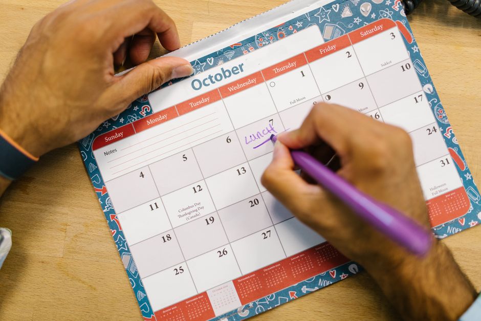 Traveller planning a trip on a calendar and laptop, timing an ETIAS application before booking flights